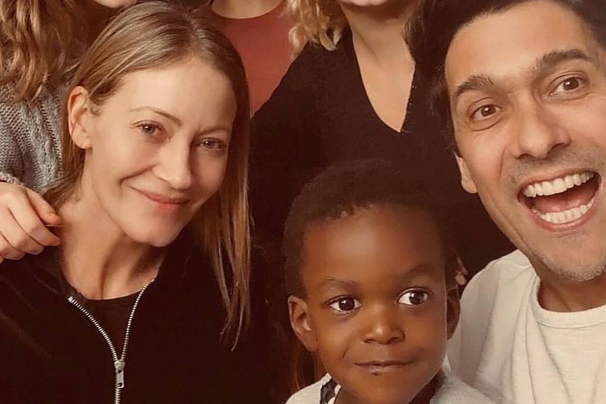 Conmovidos Rafael Araneda y Marcela Vacarezza presentan a su hijo haitiano