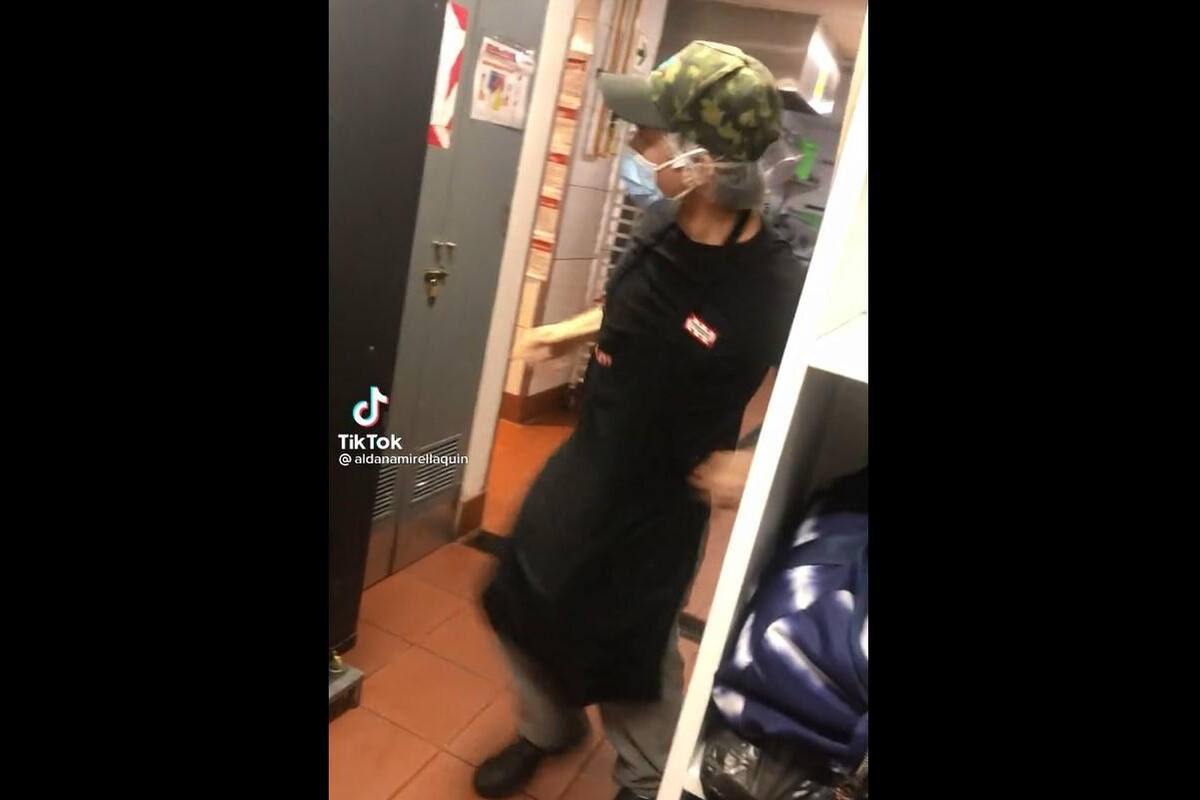 VIDEO TIKTOK: Trabajador se pone a bailar en horario de trabajo y su jefe lo descubre