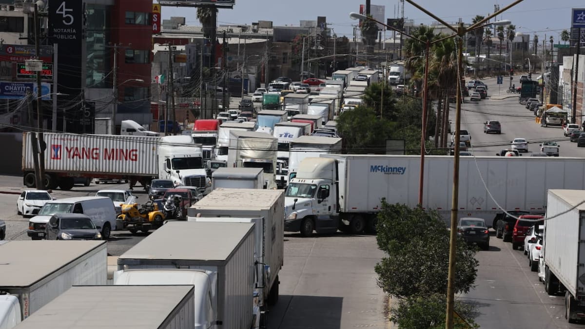 Renovar la licencia federal se convierte en un obstáculo para los choferes de carga, operadores denuncian que exámenes médicos y pagos ante la SCT elevan el trámite a más de 21 mil pesos, en medio de la crisis del autotransporte y la falta de trabajo