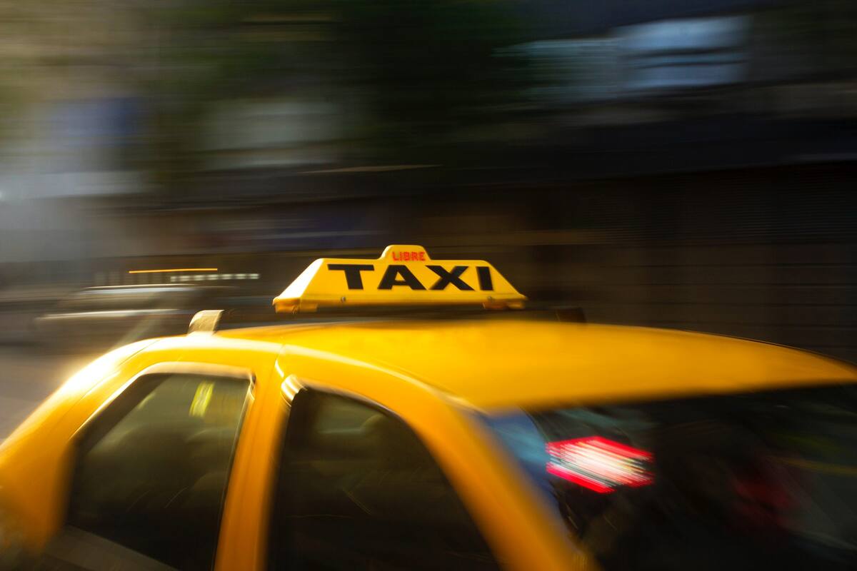 Taxista mata a presuntos ladrones con la misma pistola que lo amenazaban, luego se entregó a la policía