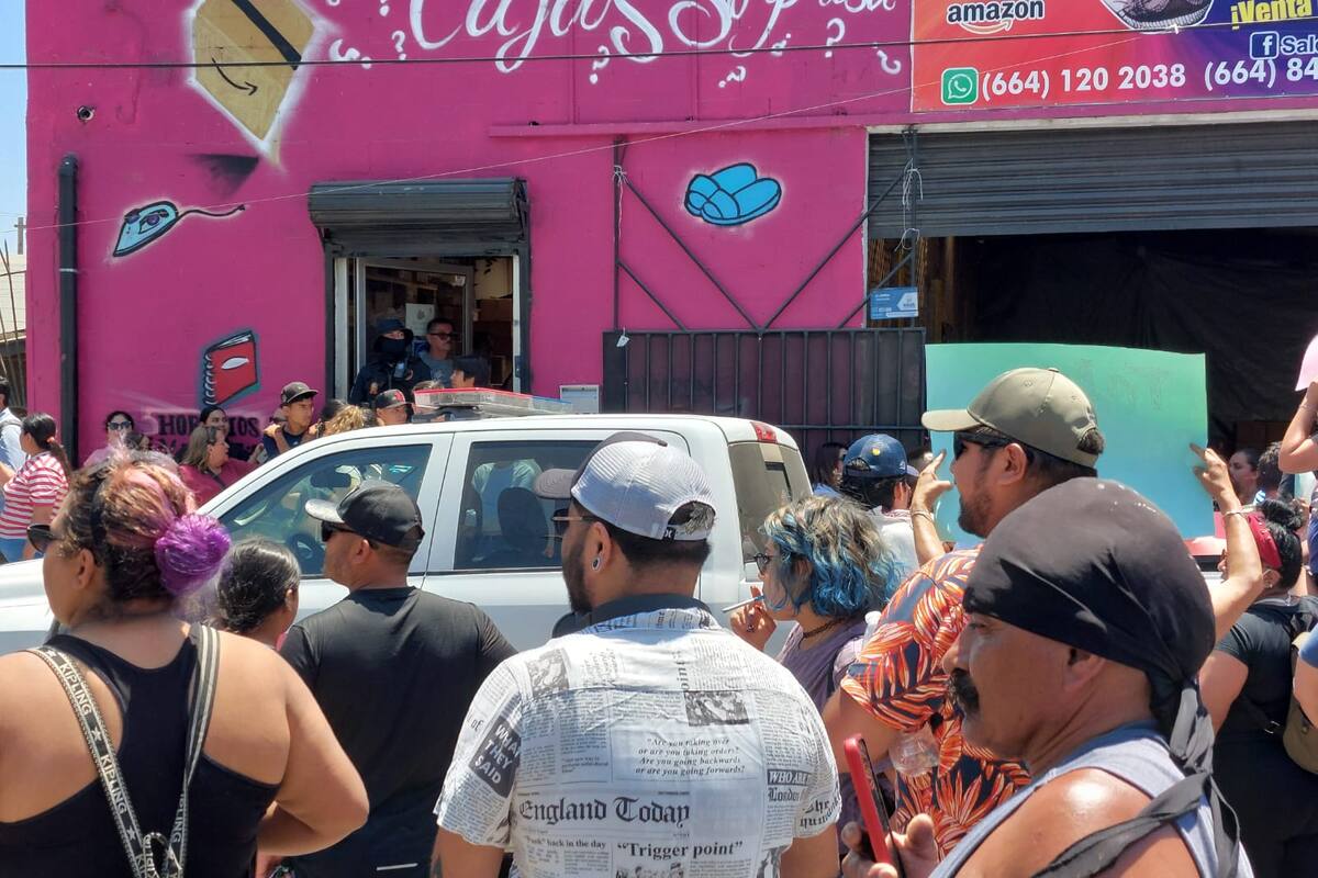 Asusta a vecinos operativo del SAT en una bodega de Saldos Koko´s