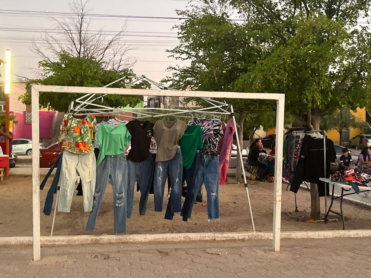 Los tiangueros de Hermosillo aseguran que sus precios accesibles les permiten competir con éxito sin considerar a los negocios formales como competencia directa.