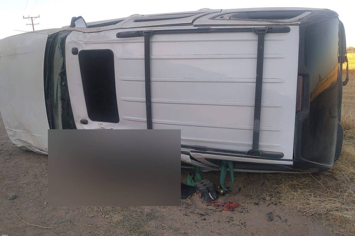 Volcadura deja a conductor muerto y a su acompañante herido
