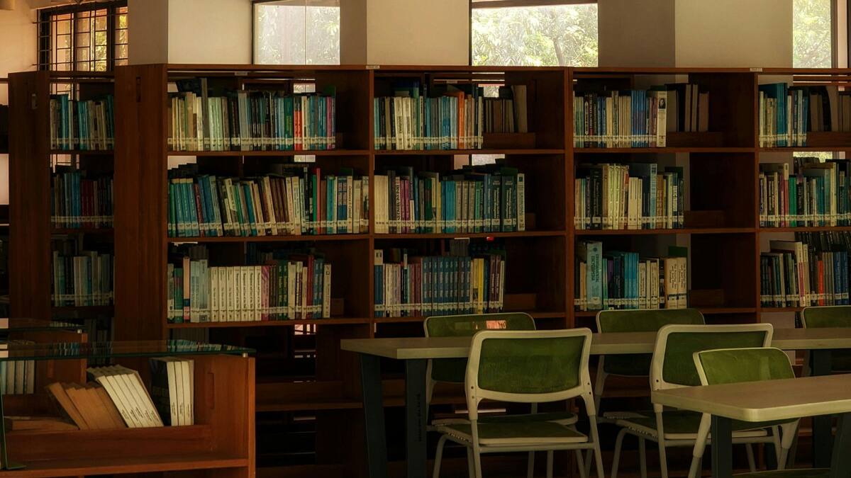 Despiden a la directora Luanne James en Tennessee tras negarse a reubicar 132 libros LGBTQ+ de la sección infantil de la biblioteca por considerar que la orden violaba los derechos de la Primera Enmienda