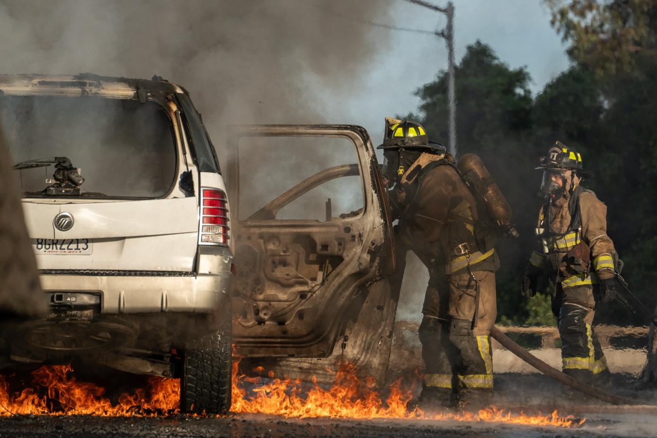 El siniestro obligó al cierre temporal del acceso mientras bomberos controlaban el fuego. Foto: Border Zoom