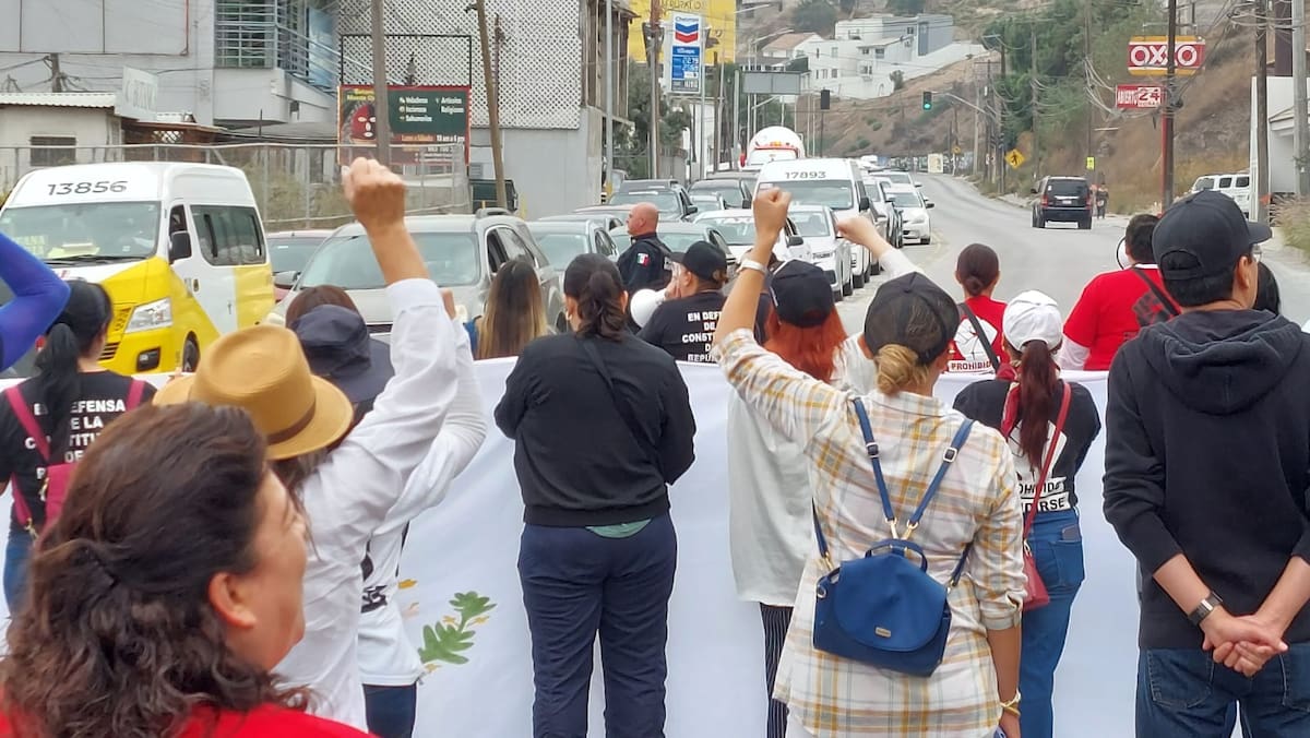 “El Poder Judicial está de pie” y “señor, señora no sea indiferente, México requiere justicia independiente”, fueron algunos de los cánticos que vociferaban los manifestantes.