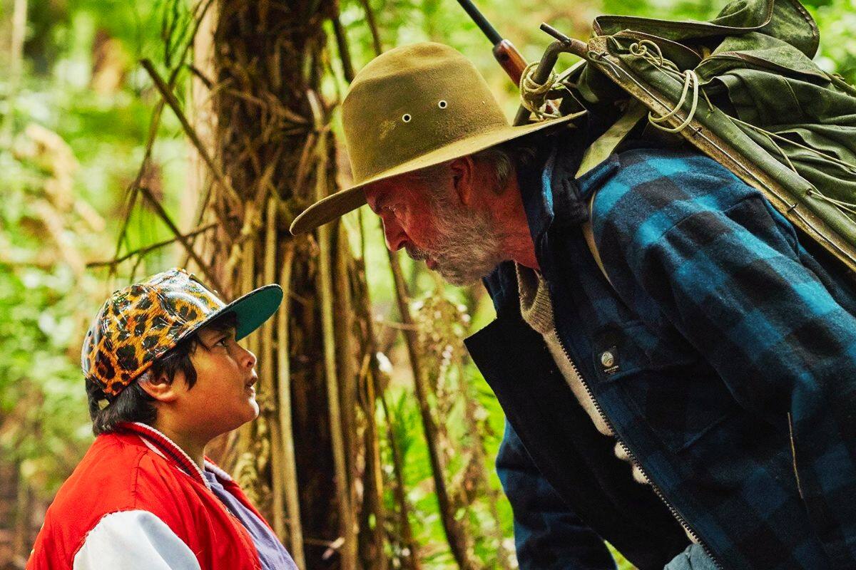 Un niño rebelde y un cazador solitario viven una amistad inesperada en la película de Netflix más divertida y conmovedora