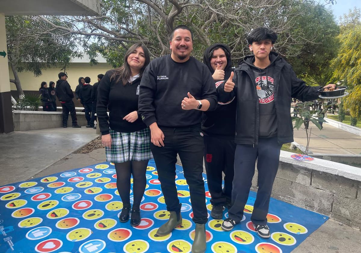 Tony Luquín, director de Plurales Mx, encargado de impartir las conferencias a estudiantes de secundaria y preparatoria de Rosarito.