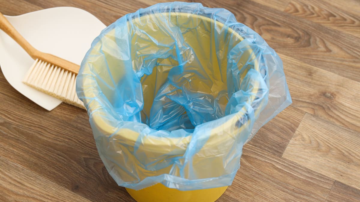 Qué poner en el fondo del bote de basura del baño para eliminar los malos olores | Foto: Especial