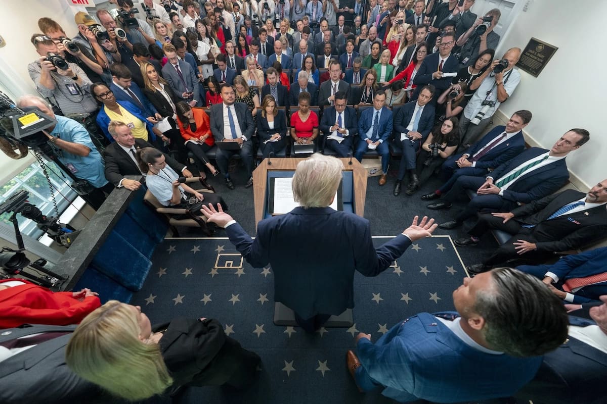 El presidente Donald Trump habla con periodistas en la Sala de Prensa James Brady de la Casa Blanca, el lunes 11 de agosto de 2025, en Washington. | Crédito: AP/Alex Brandon