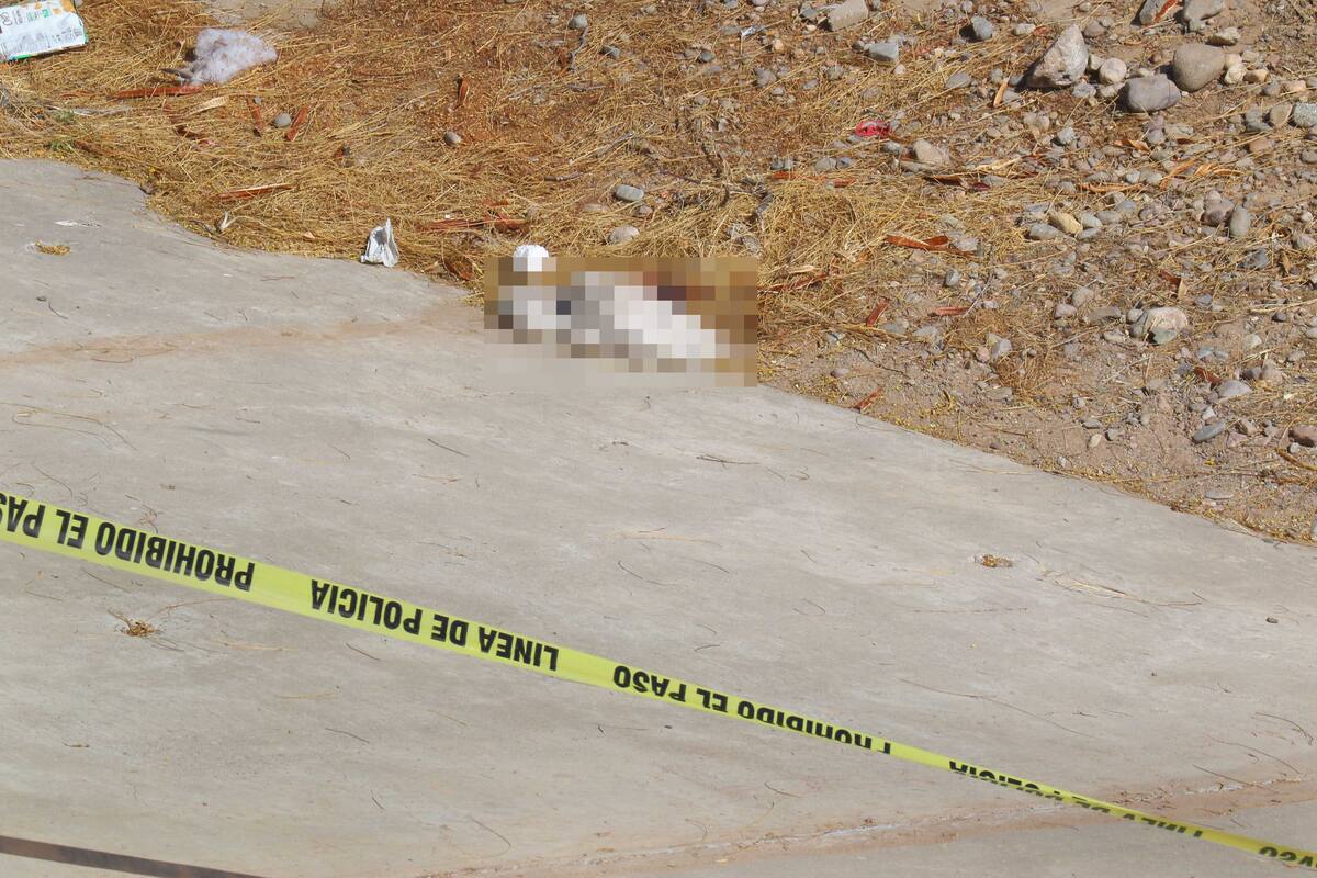 Hallan a hombre muerto en canal del Paseo del Río Sonora