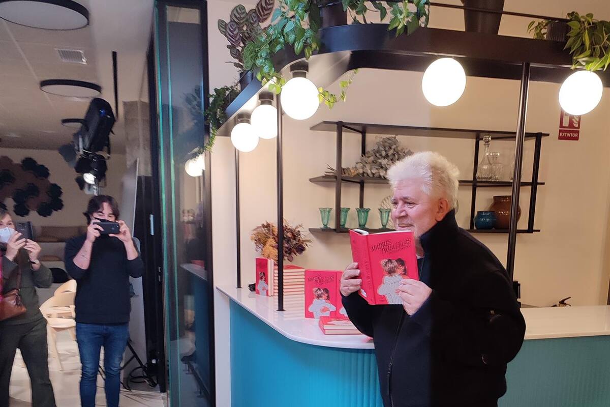 Uno de los “pocos fetiches” de Pedro Almodóva es el papel