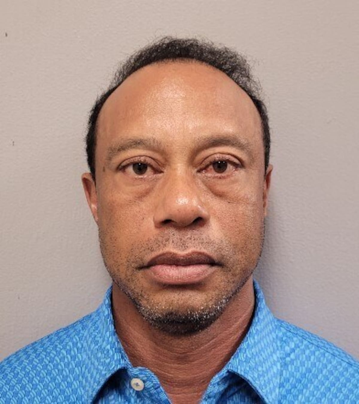 Esta foto proporcionada por la oficina policial del condado de Martin muestra a Tiger Woods, tras su arresto el viernes 27 de marzo de 2026 (Martin County Sheriff's Office via AP)