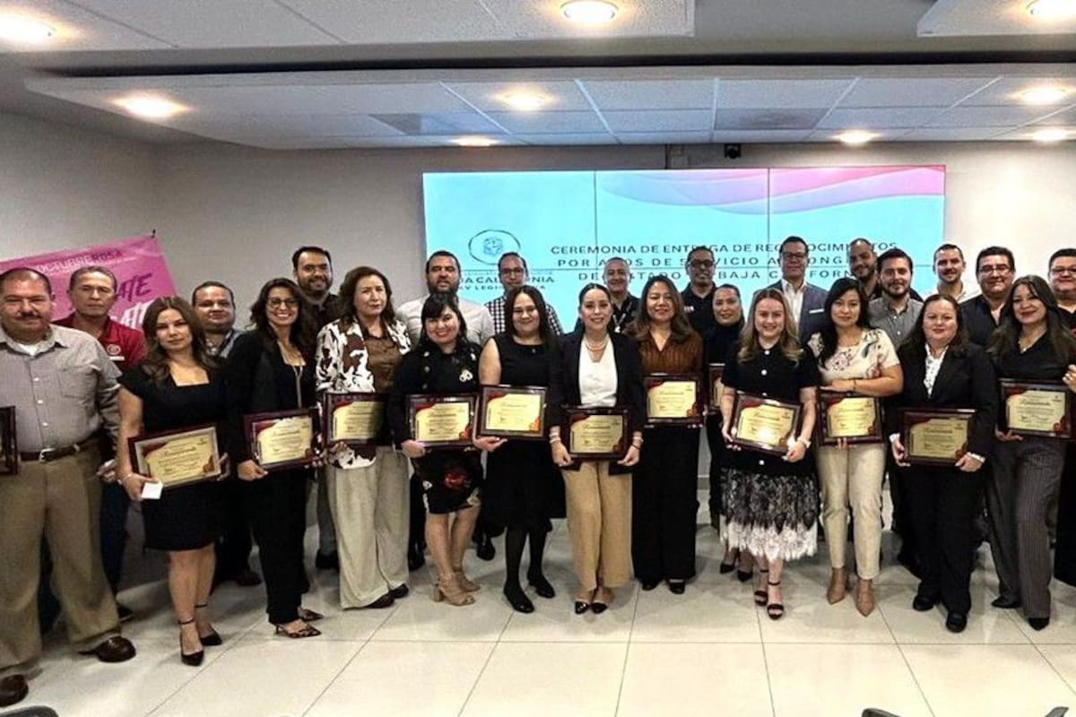 Reconocen a personal del poder legislativo con más de una década de servicio