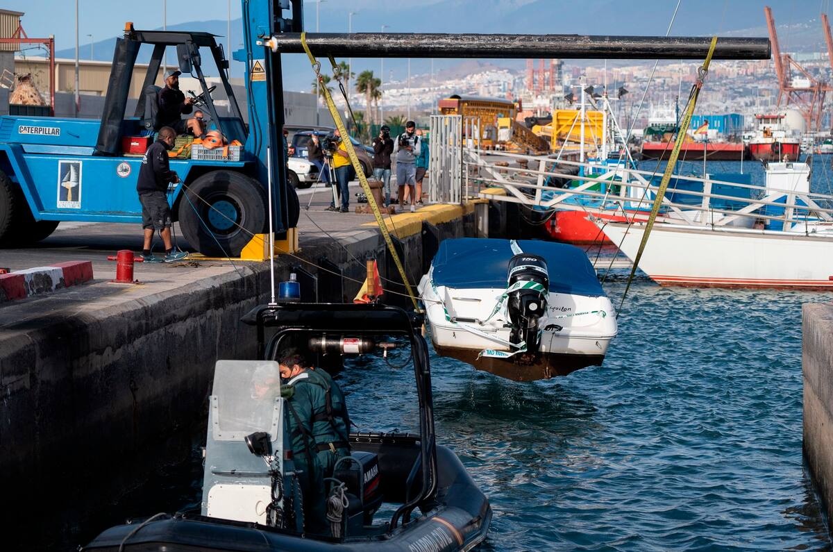 Agentes de la Guardia Civil remolcan la embarcación del padre de Anna y Olivia, Tomás G. que permanecía atracada en las dependencias de la benemérita en la Dársena Pesquera de Santa Cruz de Tenerife.EFE/Ramón de la Rocha/Archivo