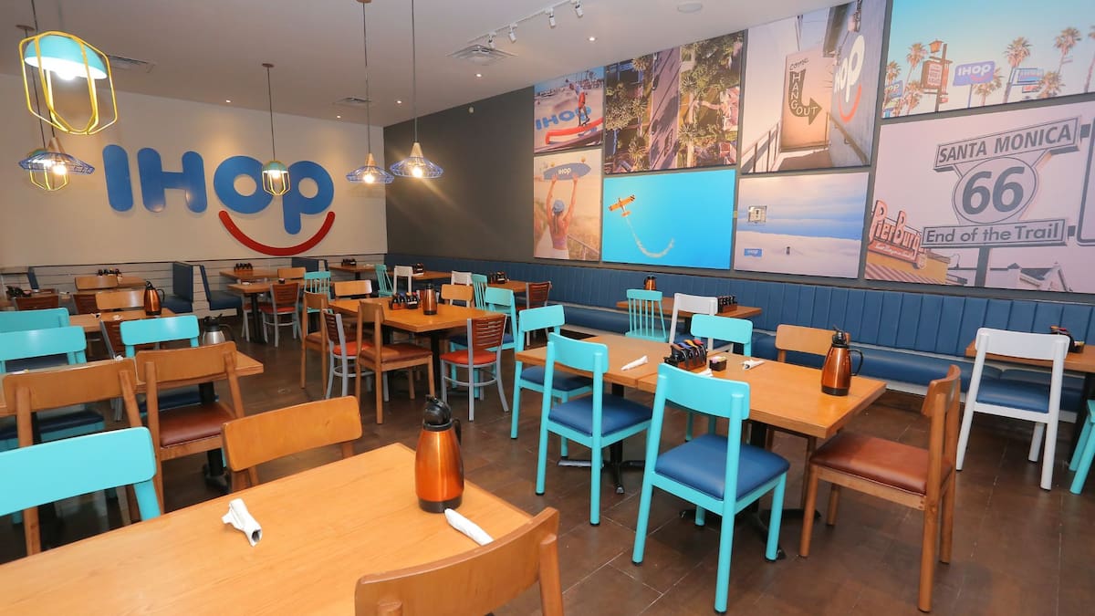 Autoridades desalojan el restaurante IHOP en Tampico tras un adeudo de rentas superiores a 200 mil pesos y un litigio de seis meses que terminó con el mobiliario dejado en la vía pública