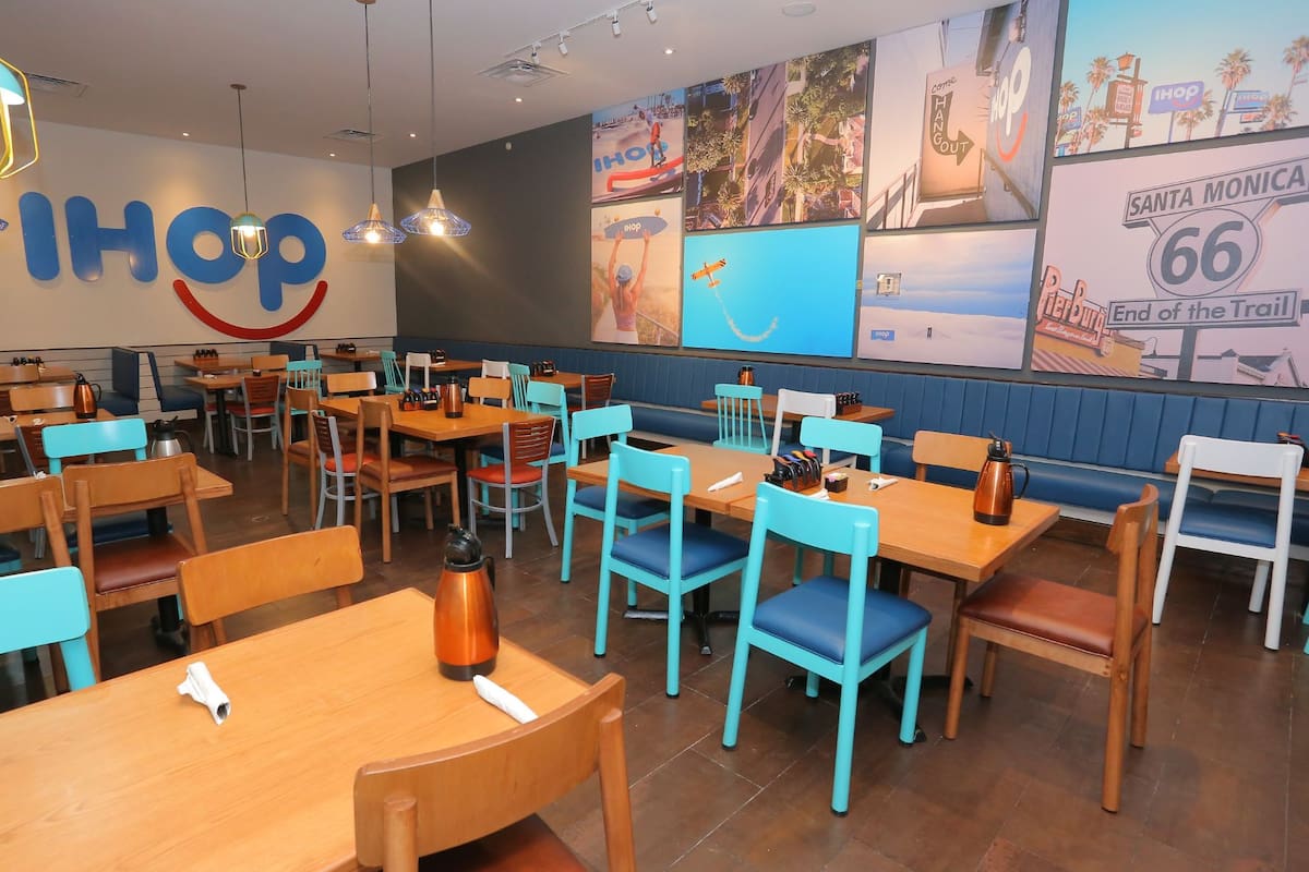 Autoridades desalojan el restaurante IHOP en Tampico tras un adeudo de rentas superiores a 200 mil pesos y un litigio de seis meses que terminó con el mobiliario dejado en la vía pública