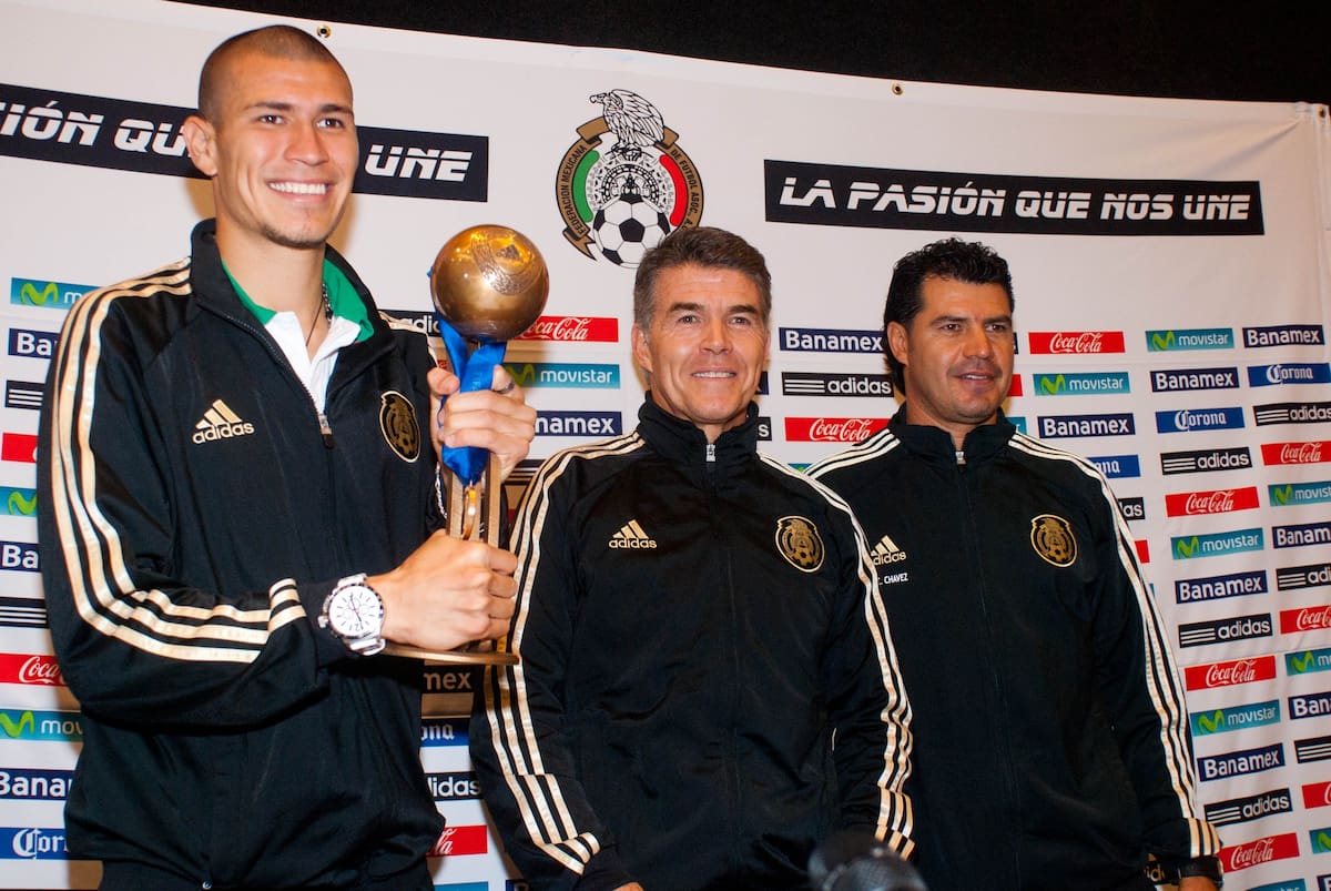 Jorge Enríquez, ganador del Balón de Bronce del Mundial Sub-20, el director de Selecciones Nacionales, Héctor González Iñárritu y el director técnico y Juan Carlos Chávez.
NOTIMEX/FOTO/NICOLÁS TAVIRA/NTA/SPO/