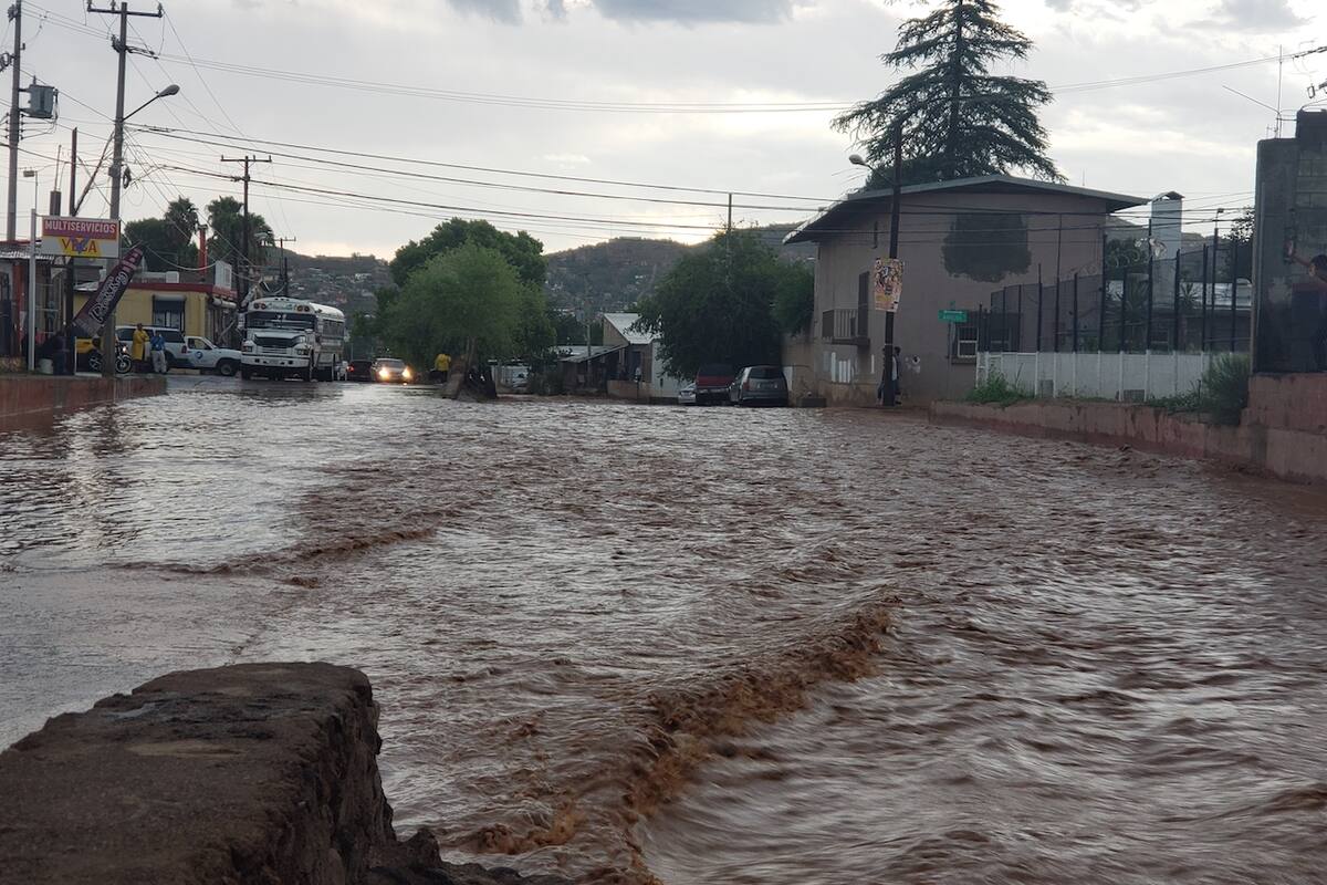 "Se me fue el carro", rescatan a señora que era arrastrada por arroyo