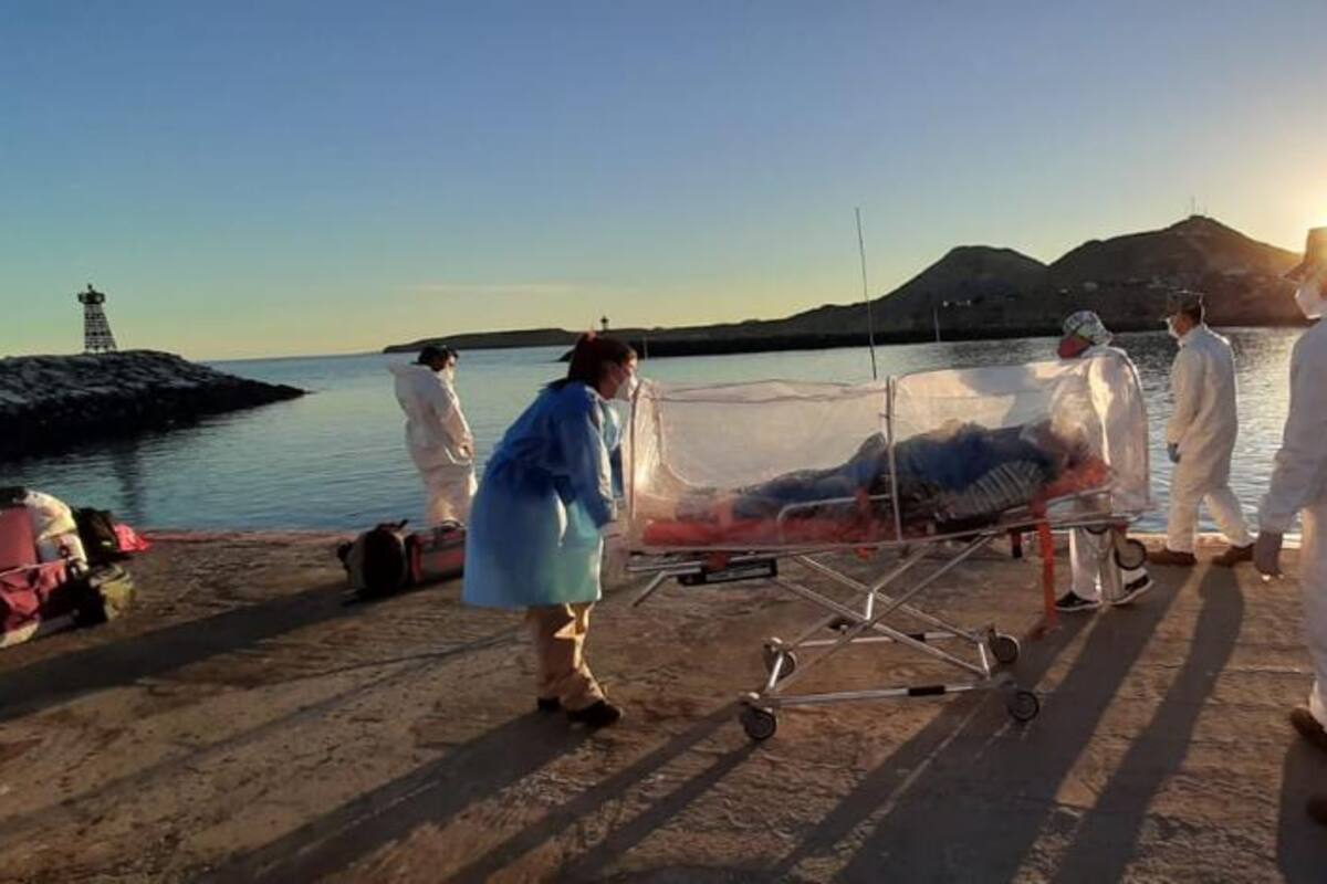 Trasladan por mar a paciente con covid desde Isla de Cedros