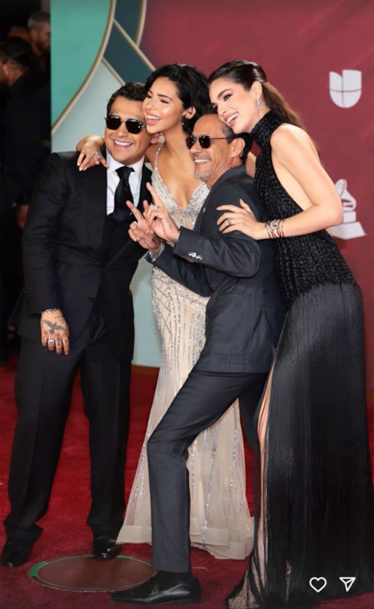 Ángela Aguilar y Christian Nodal a su paso por la alfombra roja de la entrega Premios Grammy Latinos.