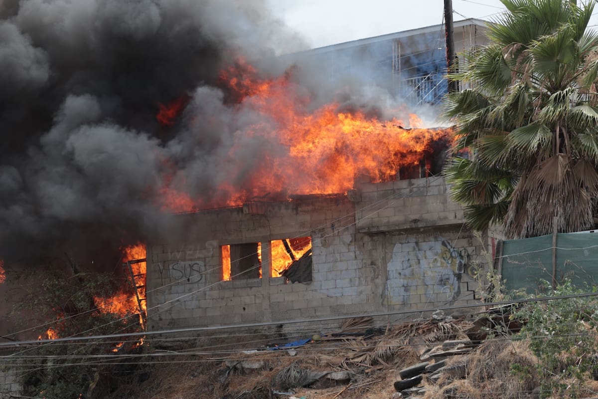 Incendio consume vivienda en Los Álamos; acusan a vecino