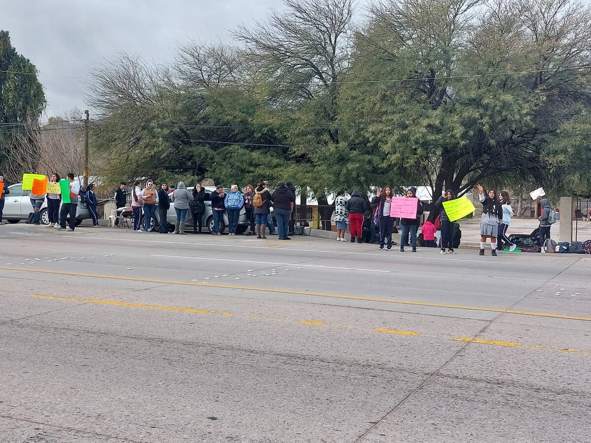 Exigiendo a las autoridades educativas pronta solución a las demandas de arreglo a las instalaciones, padres de familia y alumnos de la Telesecundaria número 63, de El Cíbuta se manifestaron con cartulinas a un costado de la Carretera Internacional.