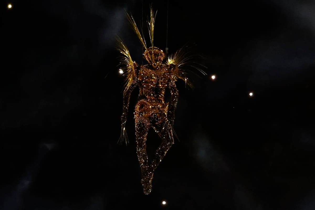 El diseño del "Viajero Dorado" se inspiró en el Disco de Oro de las sondas Voyager, combinando elementos de ciencia ficción con un mensaje de esperanza y conexión entre la humanidad y el universo. Foto: EFE