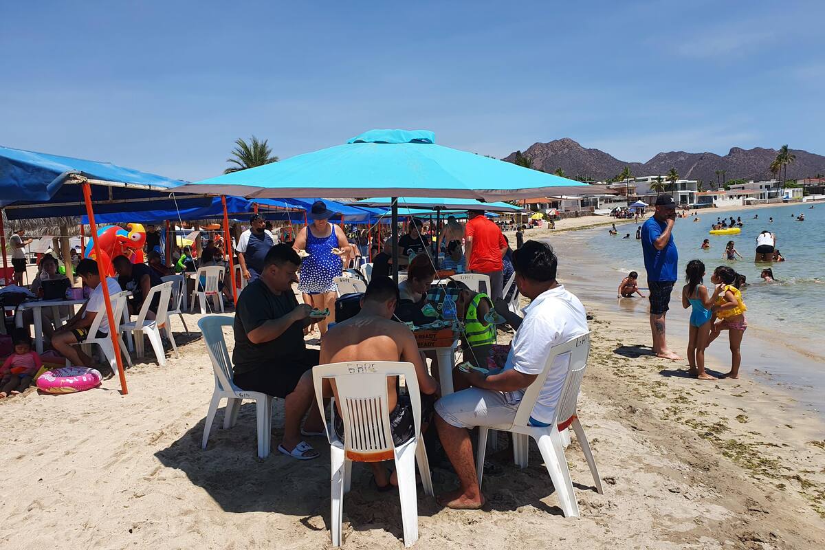 Bañistas disfrutan playas y se olvidan del Covid-19