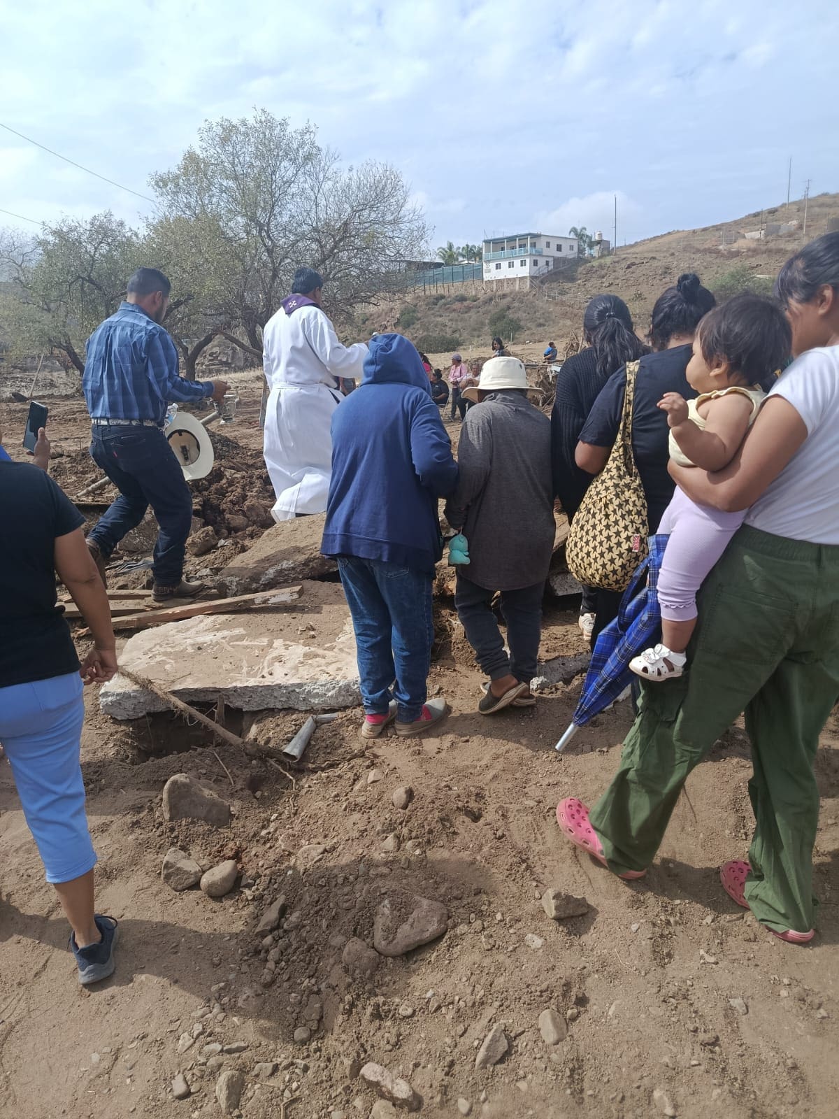 Una familia de Tijuana reúne alimentos, ropa, cobijas y artículos de limpieza para apoyar a habitantes de El Zorrillo, Las Flores y otras comunidades de Ensenada afectadas por las lluvias. Las donaciones se reciben en Otay Jardín hasta el miércoles y se entregarán el sábado. Foto: Cortesía