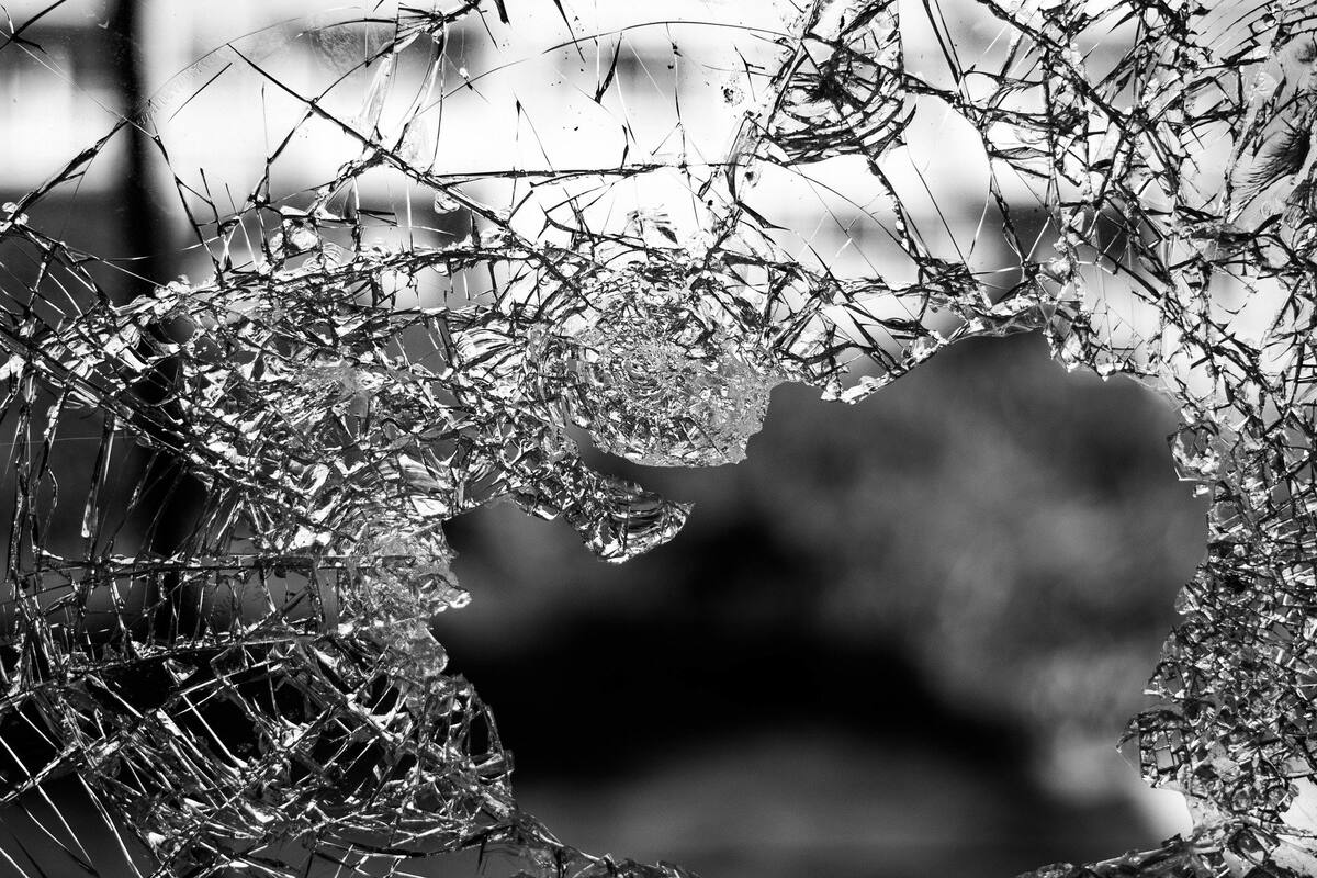Lanza piedras a casa ¡de la nueva pareja de su ex!