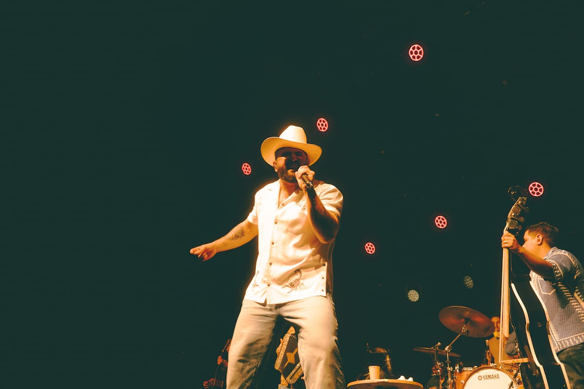 Carín León brilla en París