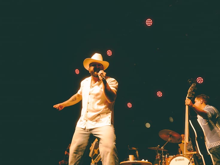 Carín León brilla en París