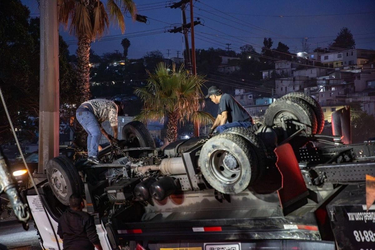 La unidad que transporta material inflamable circulaba vacía al momento del accidente; autoridades atribuyen de manera preliminar el percance al pavimento mojado y exceso de velocidad. Foto: Border Zoom