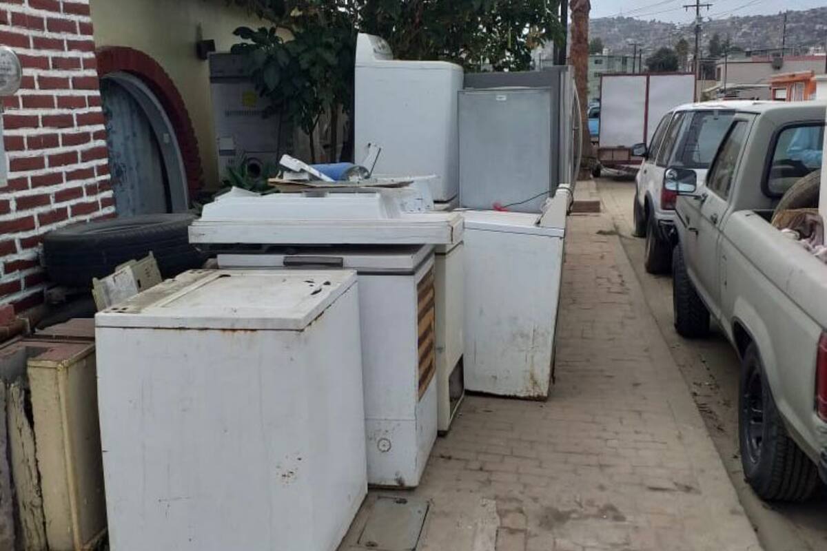 Multan a ciudadanos que obstruyen banquetas con electrodomésticos