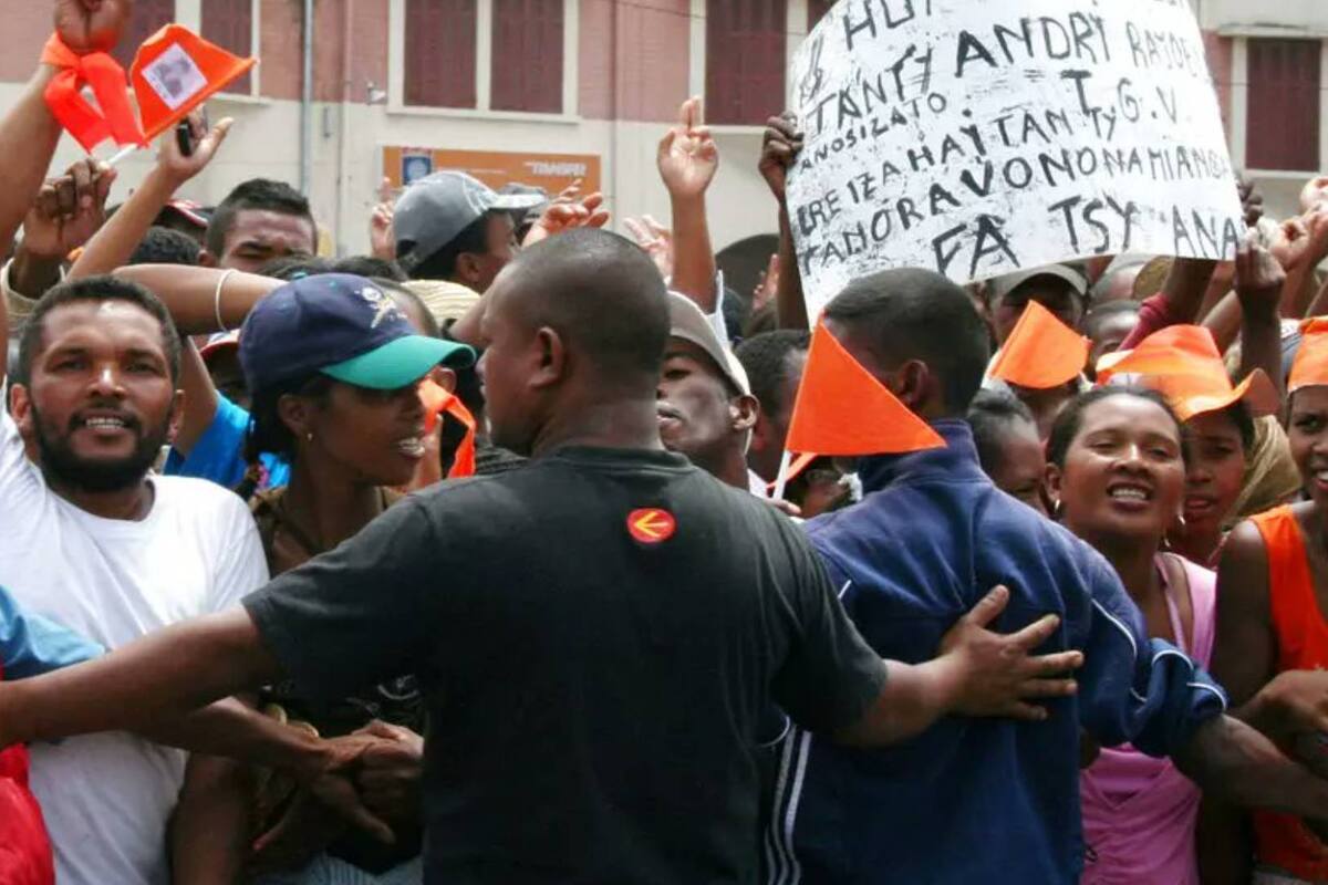 Policía dispara contra multitud de protestantes y mueren al menos diez personas en Madagascar