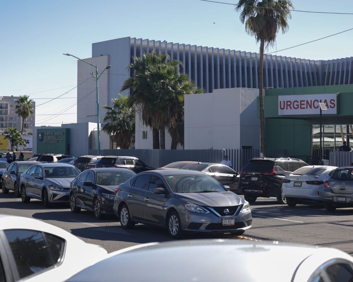 Derechohabientes manifiestan su conformidad por no permitir la cercanía de pacientes vulnerables, teniéndose que estacionar en otros puntos alejados de la zona. Foto: Javier Gallegos