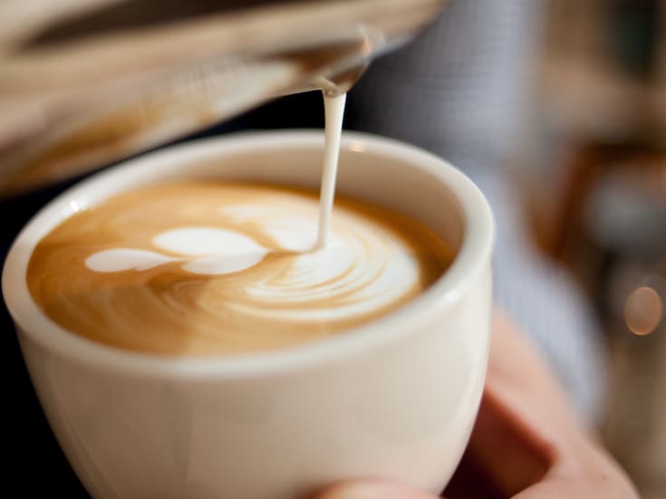 Alternativas saludables al café para mantener la energía durante el día, según Harvard