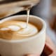 Alternativas saludables al café para mantener la energía durante el día, según Harvard