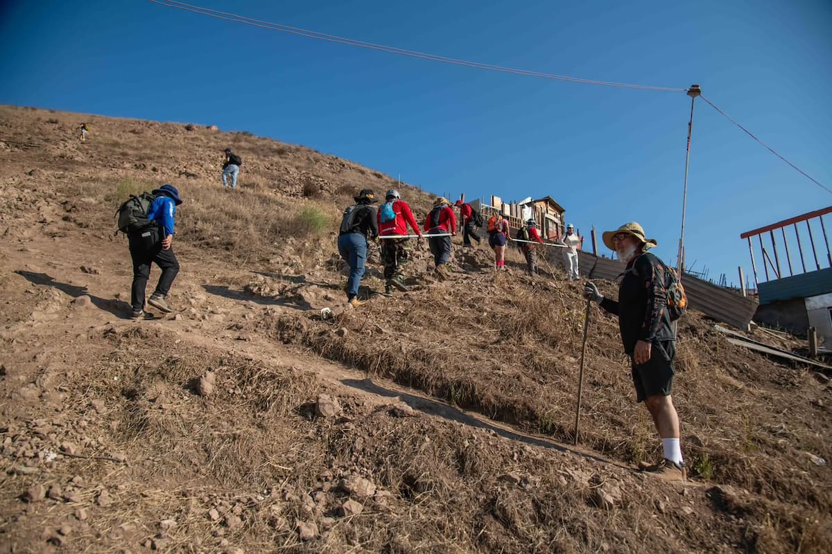Personas ciegas conquistan el Cerro Colorado mediante senderismo inclusivo