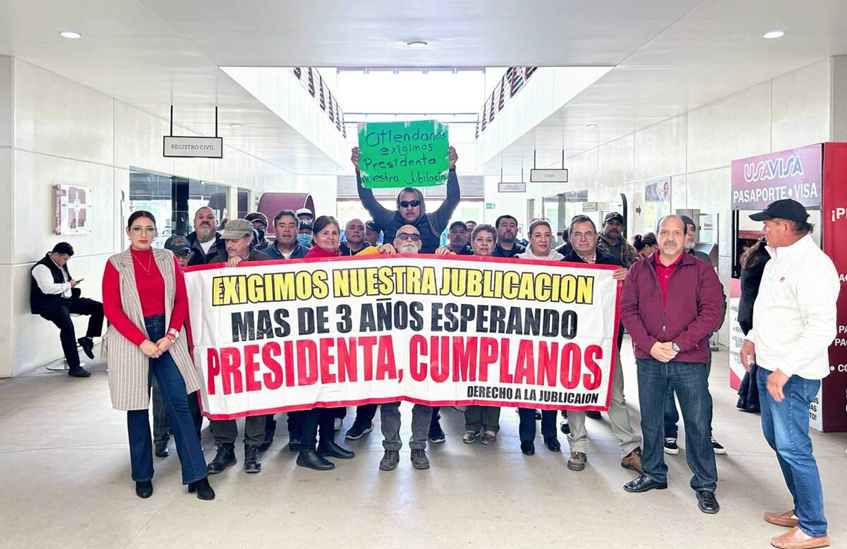 Los trabajadores se manifestaron este jueves con pancartas en las oficinas del Palacio Municipal.