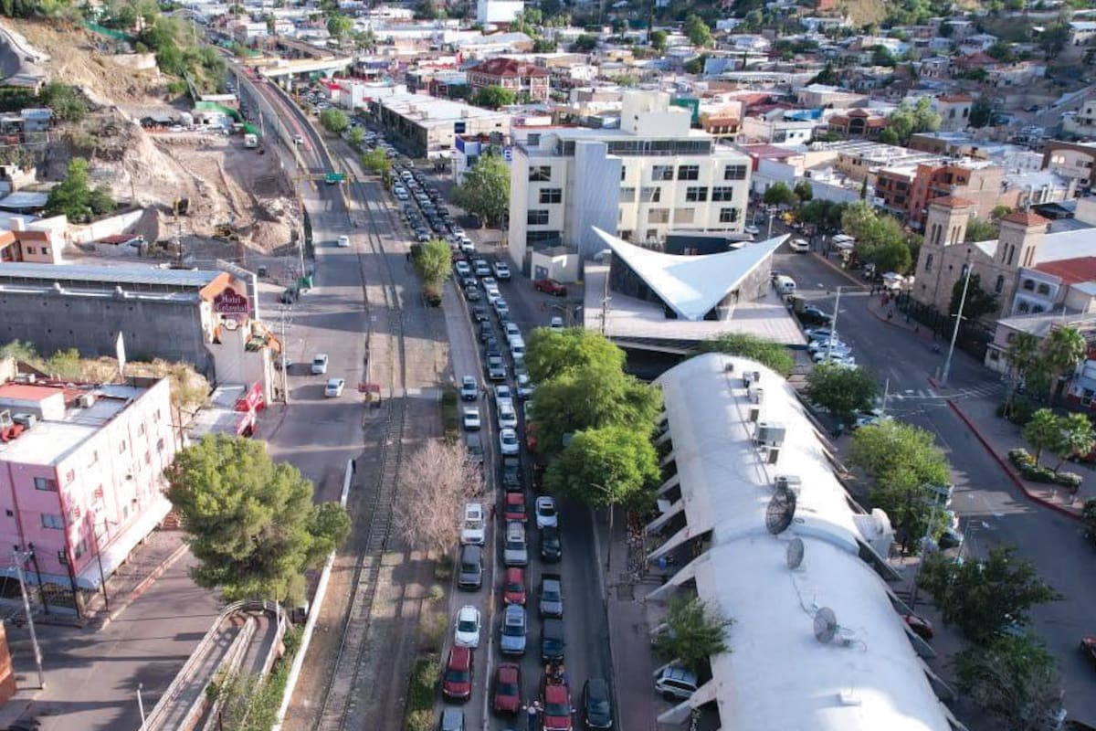 Aumentan filas y tiempos de espera en las garitas de Nogales este fin de semana previo a la Navidad; advierten que cruces podrían tardar hasta tres horas