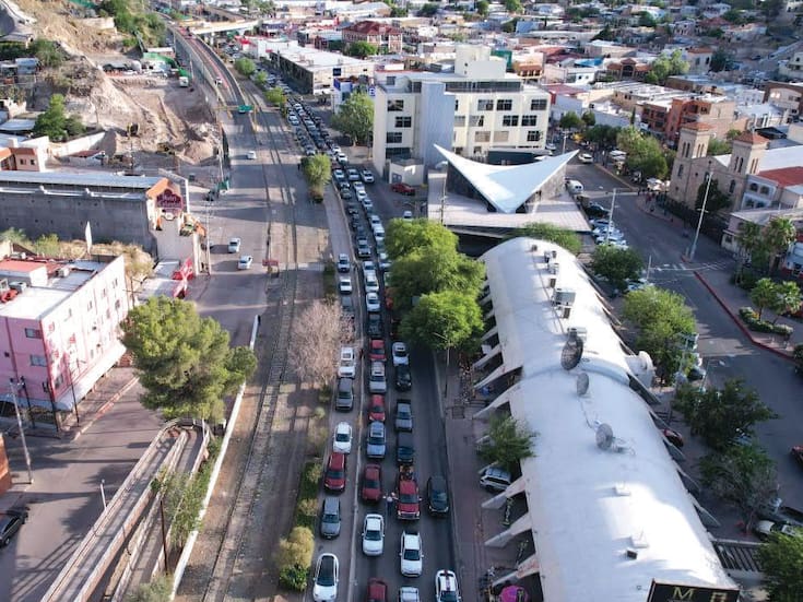 Aumentan filas y tiempos de espera en las garitas de Nogales este fin de semana previo a la Navidad; advierten que cruces podrían tardar hasta tres horas