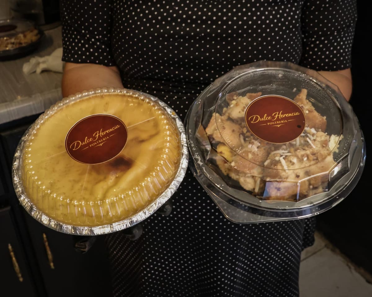 A través de su emprendimiento “Dulce Herencia” una emprendedora apuesta por mantener viva la tradición de la capirotada y otros postres de origen mexicano. Foto: Fernando Guerrero