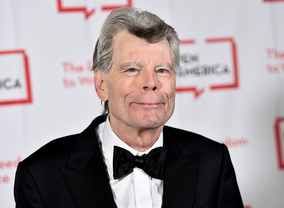 ARCHIVO – En esta fotografía del 22 de mayo de 2018 el galardonado con el premio PEN al servicio literario Stephen King asiste a la gala literaria PEN 2018 en Nueva York. Los lectores lo conocen por “Carrie”, “The Shining” (“El resplandor”) y otros libros populares identificados comúnmente como “terror”, pero King ha tenido por mucho tiempo afinidad por otro tipo de narración de ciencia ficción y drama carcelario a los Medias Rojas de Boston. (Foto Evan Agostini/Invision/AP, archivo)