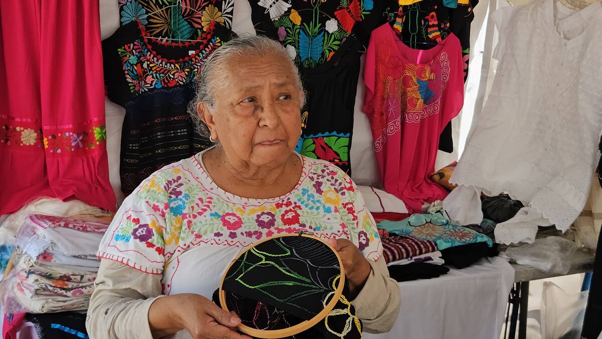 Elvia Reyes Villaseca se dedica desde hace más de 40 años a bordar a mano prendas como camisas, zarapes, blusas, entre otras.