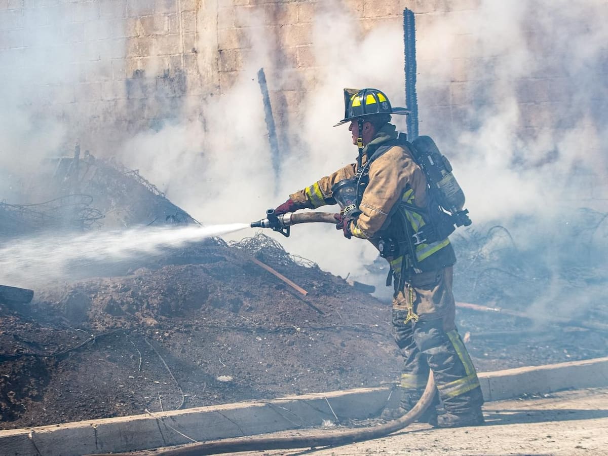 Bomberos rescataron a un hombre que quedó atrapado entre las llamas durante un incendio en el Ejido Francisco Villa; el siniestro dejó únicamente daños materiales. Foto: Border Zoom.
