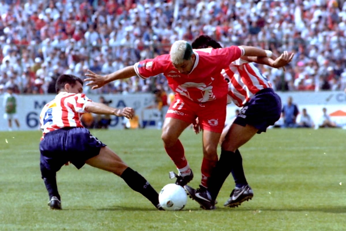 Antonio 'Turco' Mohamed con los Toros Neza durante la mítica final de 1997 contra las Chivas del Guadalajara. (Foto: Archivo GH)