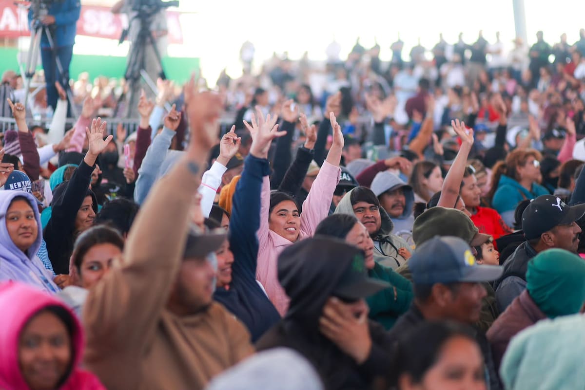 La presidenta Claudia Sheinbaum y la gobernadora Marina del Pilar encabezaron en San Quintín una jornada de supervisión del Plan de Justicia para los Trabajadores Agrícolas, que contempla apoyos en vivienda, salud, educación y servicios básicos. Foto: Cortesía.