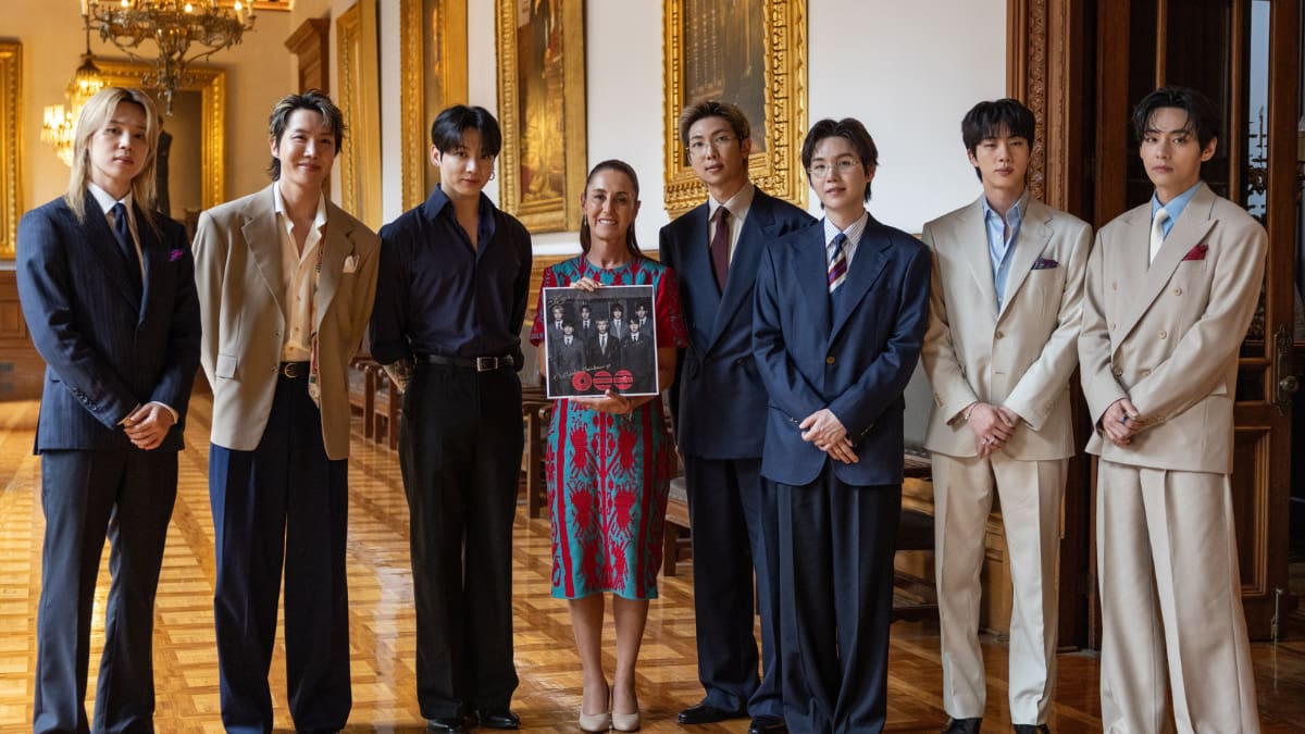 BTS aparece en Palacio Nacional y desata euforia en el Zócalo de CDMX; así saludaron a las ARMYS (VIDEO)